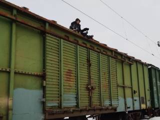В Кропивницком подростка на крыше поезда ударило током. Он чудом остался жив
